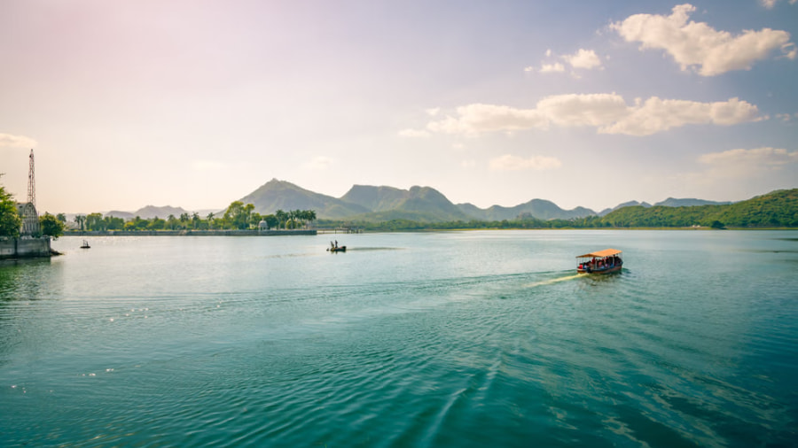 Fateh Sagar Lake – A Radiant Sunrise Holi Celebration